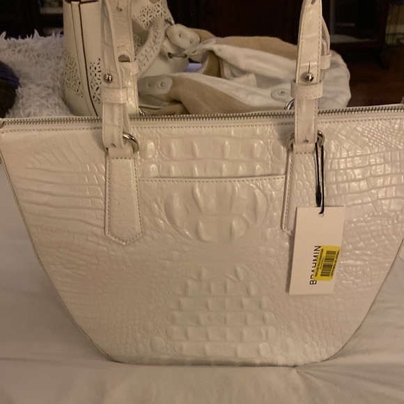 NWT Brahmin Small  Willa in Denim
Royal Palm White and Blue. - Picture 4 of 6